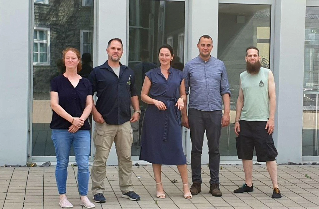 Heike Haude (Kreisjugendamt), Sven Schuh (Outdoor Oberberg e.V.), Larissa Weber (Bürgermeisterin Stadt Waldbröl), Christian Büscher (Streetworker (ab 1.10.2023)/Outdoor Oberberg e.V. ), Johannes Imhäuser (Streetworker/Outdoor Oberberg e.V.) (Foto: OBK)
