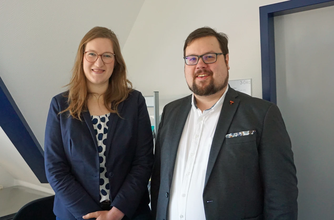 Sarah Krämer und Roman Dömer vom Kommunalen Integrationszentrum Oberbergischer Kreis. (Foto: OBK)