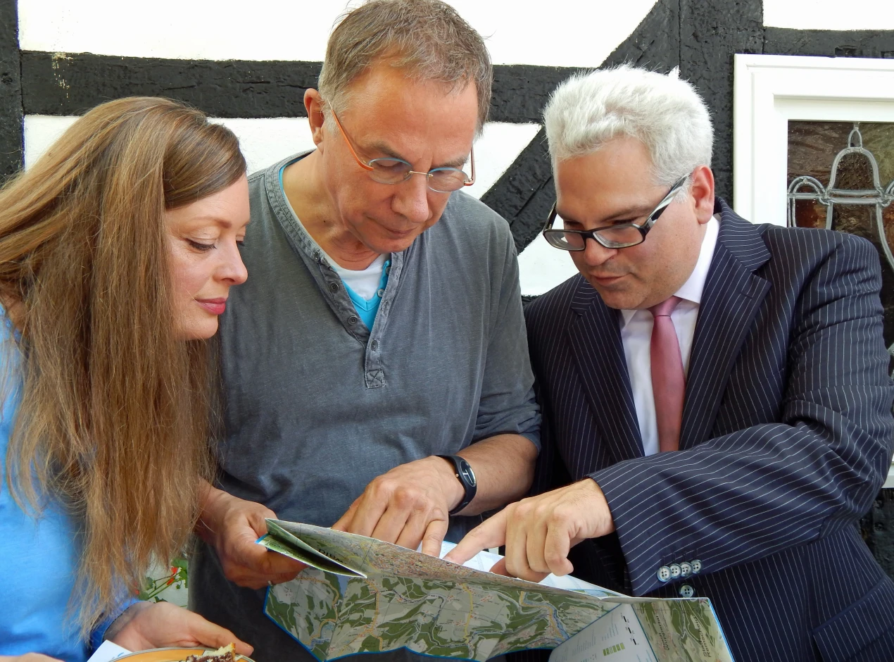 Wo liegt Kaffekanne? Die Bewohner Anja und Peter Fleischhauer (M.) suchen mit dem Kreistagsabgeordneten Christian Viebach in der Stadtkarte des Oberbergischen Kreises von Radevormwald. (Foto: OBK)