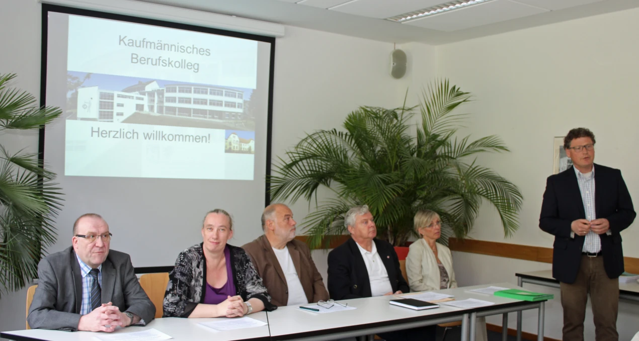 Freuen sich auf die gestärkte Zusammenarbeit der Schulen (v.l.n.r.): Detlef Schuster, Berufskolleg Dieringhausen; Sylvia Wimmershoff, Berufskollegs Wipperfürth/ Bergisch Land Wermelskirchen; Dietmar Schwartmann, Berufskolleg Hepel, kaufmännische Schulen; Schuldezernent Dr. Jorg Nürmberger; Anke Koester, Leiterin des Amtes für Schule und Bildung und Berufsschullehrer Rainer Gottschlich (Foto: OBK).    