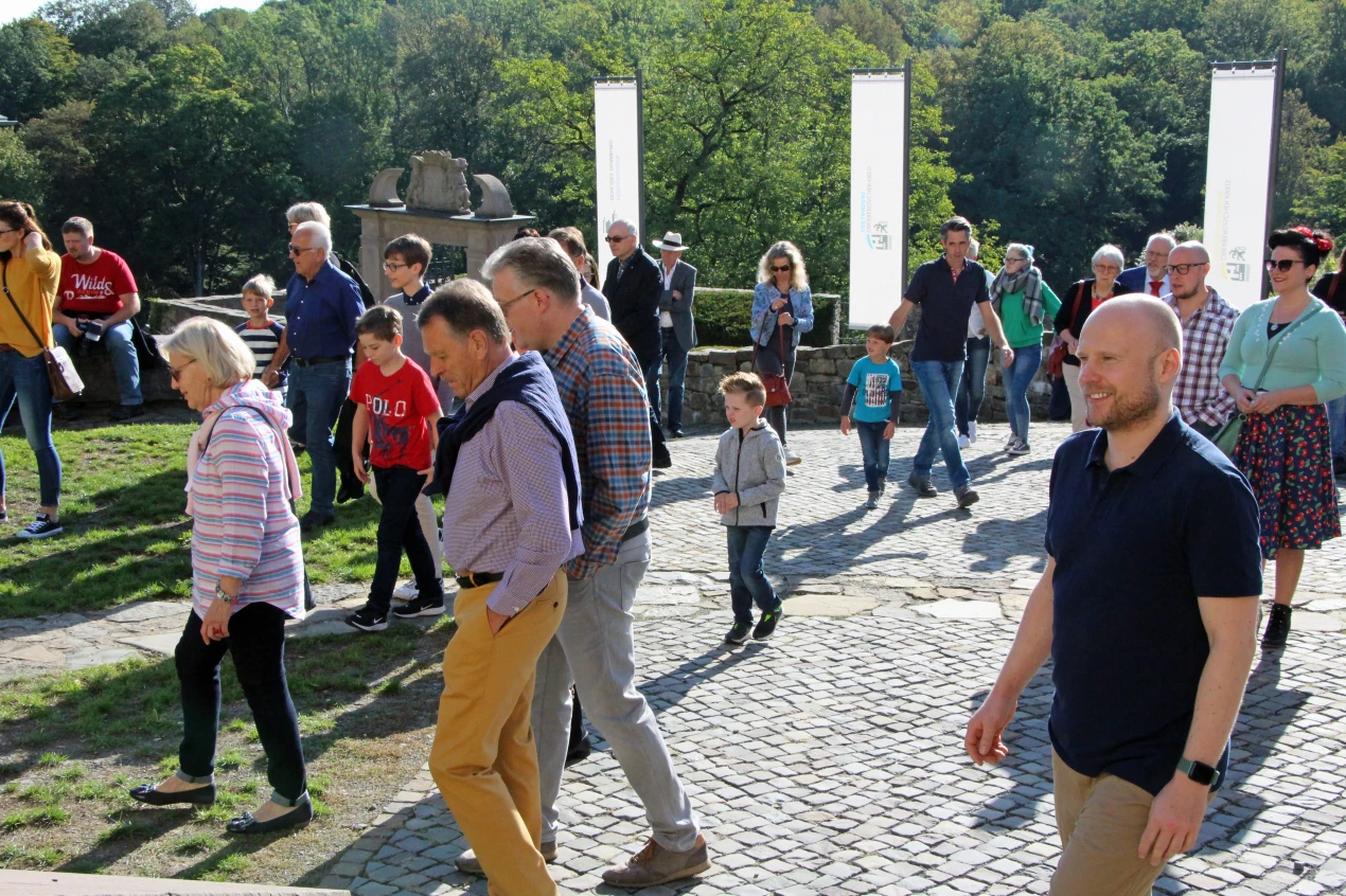 Der Hamburger Künstler (r.) und PLAYMOBIL-Botschafter Oliver Schaffer mit den ersten Gästen der Sonderausstellung auf Schloss Homburg. (Foto: OBK) 