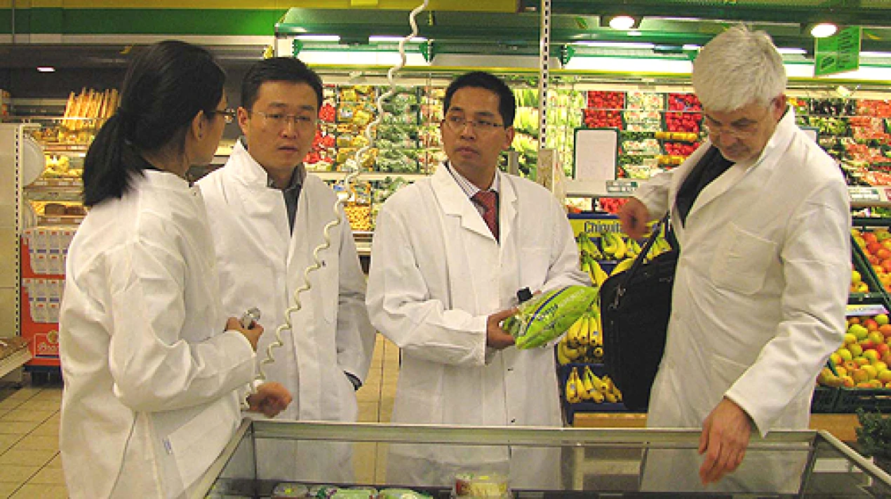 Martin Müller (r.) erläuterte bei einer Kontrolle in einem Supermarkt die Lebensmittelüberwachung in Deutschland. (Foto: OBK)
