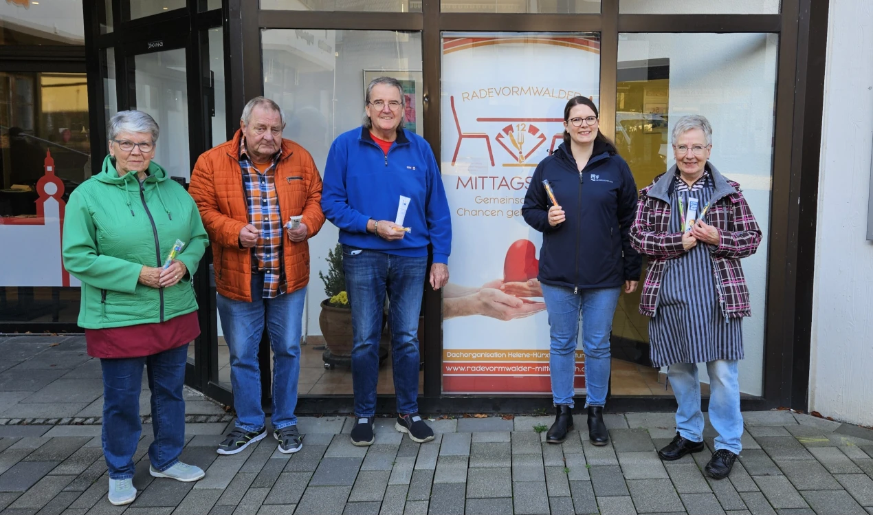 Die Mitarbeiter des Radevormwalder Mittagstischs  (Udo Schuster, Birgit Kirschsieper, Bernd Hermann, Irmgard Greb) erhielt ebenfalls eine Spende von Eva Gremmer (2.v.r). (Foto: OBK)