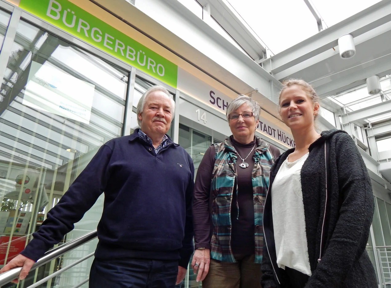 Die Hückeswagener Weitblick-Standortlotsin Margareta Coenen (M.) mit den beiden Paten Jana Wiehager und Bernd Oesinghaus, die sich wie zahlreiche weitere Freiwillige in Hückeswagen ehrenamtlich um Flüchtlinge kümmern möchten. (Foto: OBK)