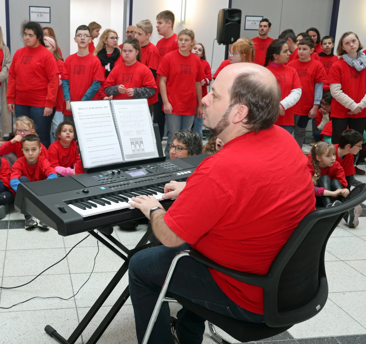 Chorleiter Sebastian Timpe begleitete die "Minis" und Maxis" am keyboard. (Foto: OBK)    