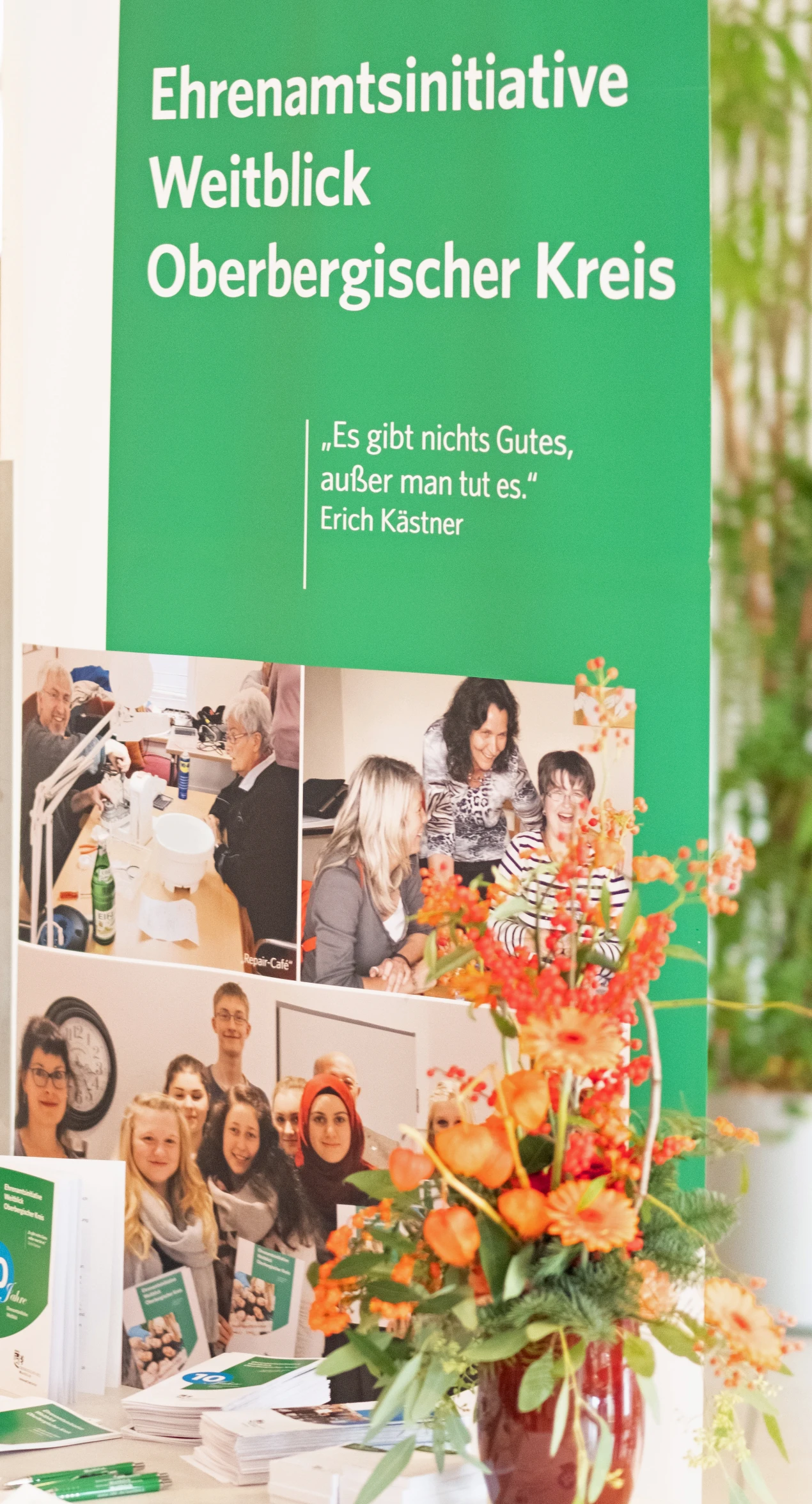Die Ehrenamtsinitiative Weitblick ist ein Netzwerk und eine Plattform für Menschen, die sich in ihren Kommunen engagieren wollen.

In den Weitblick-Büros in den Kommunen stehen während der Sprechzeiten Weitblicklotsinnen und Weitblicklotsen als Ansprechpartnerinnen und Ansprechpartner ehrenamtlich zur Verfügung. (Foto: OBK)