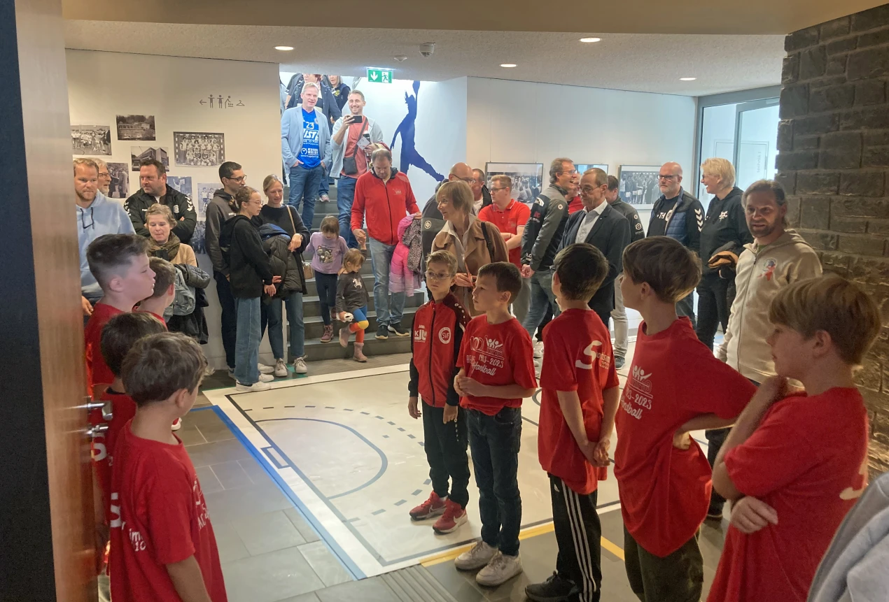 Viele interessierte Besucherinnen und Besucher aller Handballgenerationen kamen häufig in ihren Vereins-Trikots zur Sonderausstellung. (Foto: OBK)