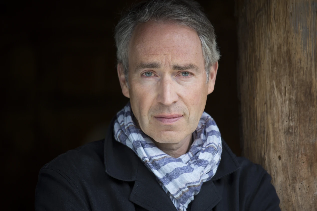 Cord Aschenbrenner liest aus  einer Familiengeschichte: „Das evangelische Pfarrhaus" (Foto: Viola Engel)