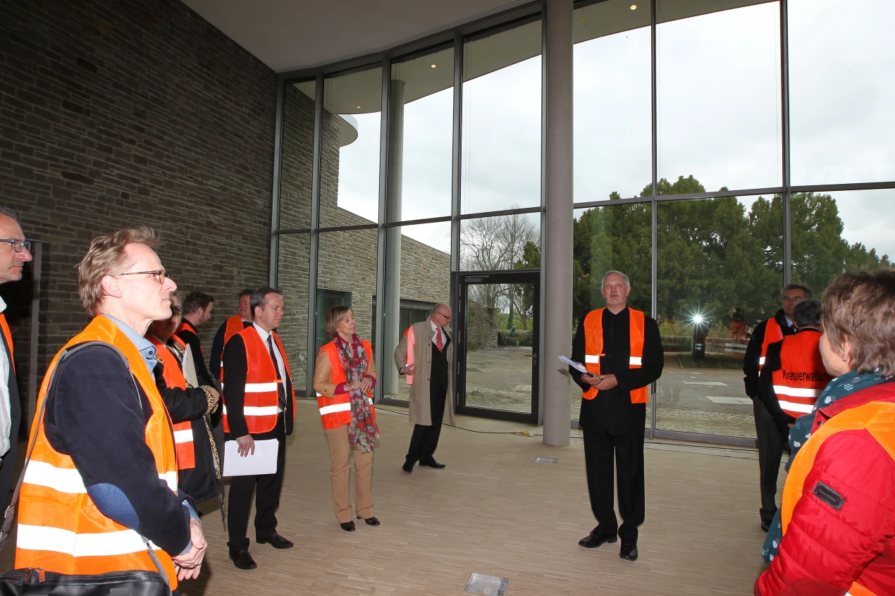 Der Leitende Kreisbaudirektor Uwe Stranz (Bildmitte) erläutert das Konzept der "Neuen Orangerie". Links im Bild: Architekt Alexander Fischer (Foto:OBK) 