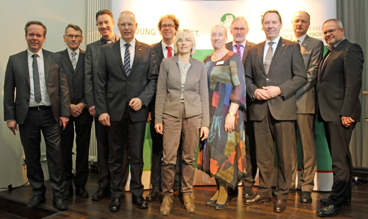 (v.l.n.r.): Klaus Grootens, Kreisdirektor des Oberbergischen Kreises; Andreas Blank, Regierungsschuldirektor a.D.; Ralf Schmallenbach, Schuldezernent des Oberbergischen Kreises; Dr. Hermann-Josef Tebroke, Landrat des Rheinisch-Bergischen Kreises; Michael von Rekowski, Bürgermeister der Stadt Wipperfürth; Anke Koester, Leiterin des Schulamtes des Oberbergischen Kreises; Sylvia Wimmershoff, Schulleiterin Bergisches Berufskolleg Wermelskirchen und Wipperfürth; Rainer Bleek, Bürgermeister der Stadt Wermelskirchen; Jochen Hagt, Landrat des Oberbergischen Kreises; Dietmar Persian, Bürgermeister der Stadt Hückeswagen; Ralph Ballast, stellvertr. Abteilungsleiter der Abteilung 4 Schule der Bezirksregierung.  (Foto: OBK)