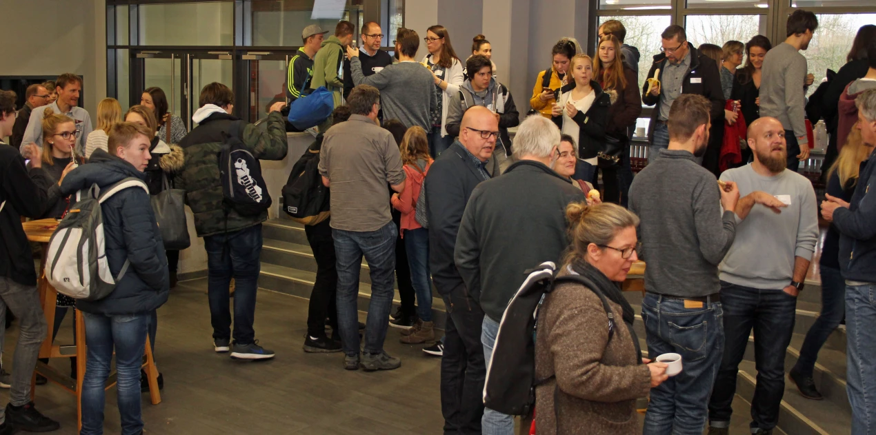 Reger Austausch auf dem Fachtag der Medieninitiative Oberberg in der Gesamtschule Marienheide (Foto: OBK).
