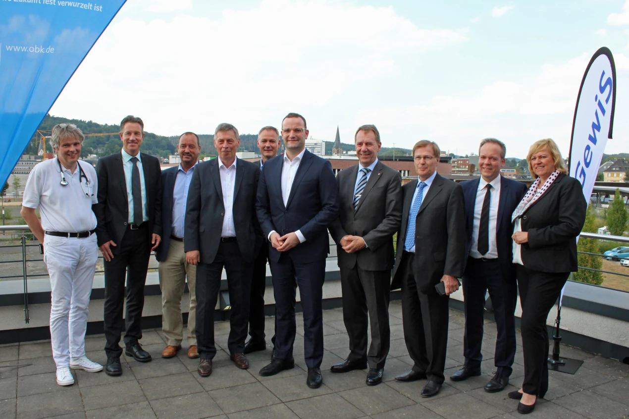 Teilnehmende des Fachgesprächs (v.l.n.r.): Dr. Thomas Aßmann, Facharzt für Innere Medizin; Ralf Schmallenbach, Gesundheits- und Sozialdezernent OBK; Michael Stefer, Vors. des Betriebsausschusses OBK; Bodo Löttgen, MdL; Dr. Carsten Brodesser, MdB; Bundesgesundheitsminister Jens Spahn; Landrat Jochen Hagt; Peter Biesenbach, Minister der Justiz des Landes NRW; Klaus Grootens, Betriebsleiter der AGewiS und Dr. Ursula Kriesten, Leiterin der AGewiS. (Foto: OBK) 