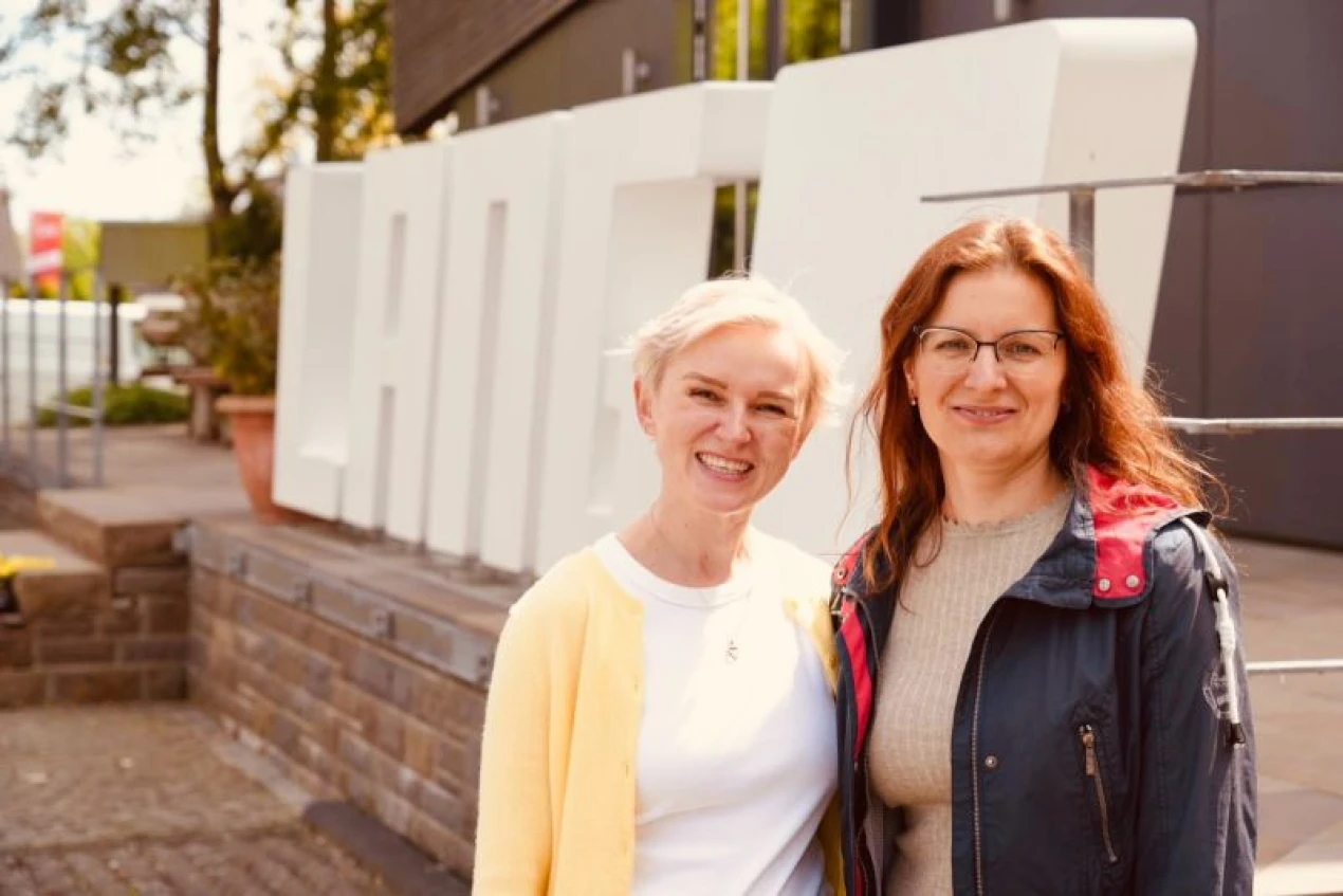 Im Rahmen des Projekts Mentegra hat Kamilla Wysocki, Director Operations bei der Lang AG (l.) die ukrainische Planungsingenieurin Olha Leksau (r.) als Mentorin auf ihrem Weg in die deutsche Arbeitswelt begleitet.
(Foto: Wysocki/Leksau)