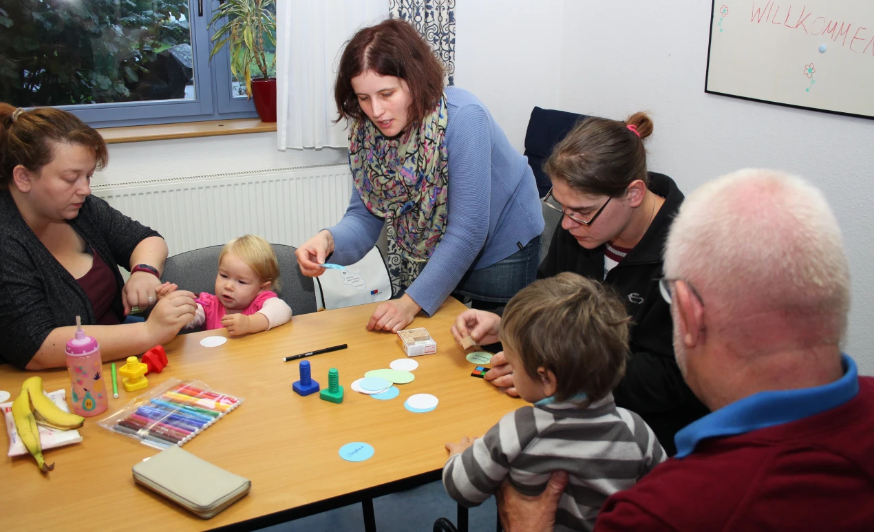 Griffbereit beinhaltet bei jedem Treffen neue Programmpunkte. Zum Kennenlernen wurden Namensanstecker gebastelt.(Foto: OBK)
