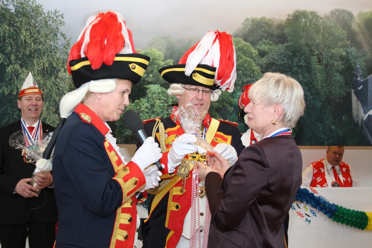 Dagmar Wigger und Herbert Blumberg von der Statt-Garde Wipperfürth wünschten der neuen stellvertr. Landrätin Margit Ahus viel Glück und überreichten ein Hufeisen. (Foto: OBK) 