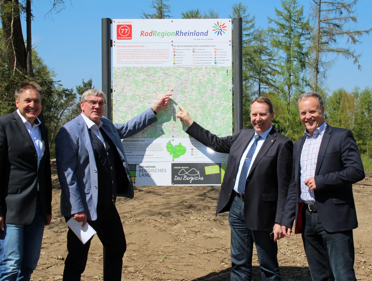 Vom Oberbergischen in den Rhein-Sieg - Kreis führt der Panarbora-Radweg. Oberbergs Landrat Jochen Hagt (r.) und Sebastian Schuster, Landrat des Rhein-Sieg - Kreises zeigen den Streckenverlauf an der Knotenpunkttafel. (Foto: OBK)  