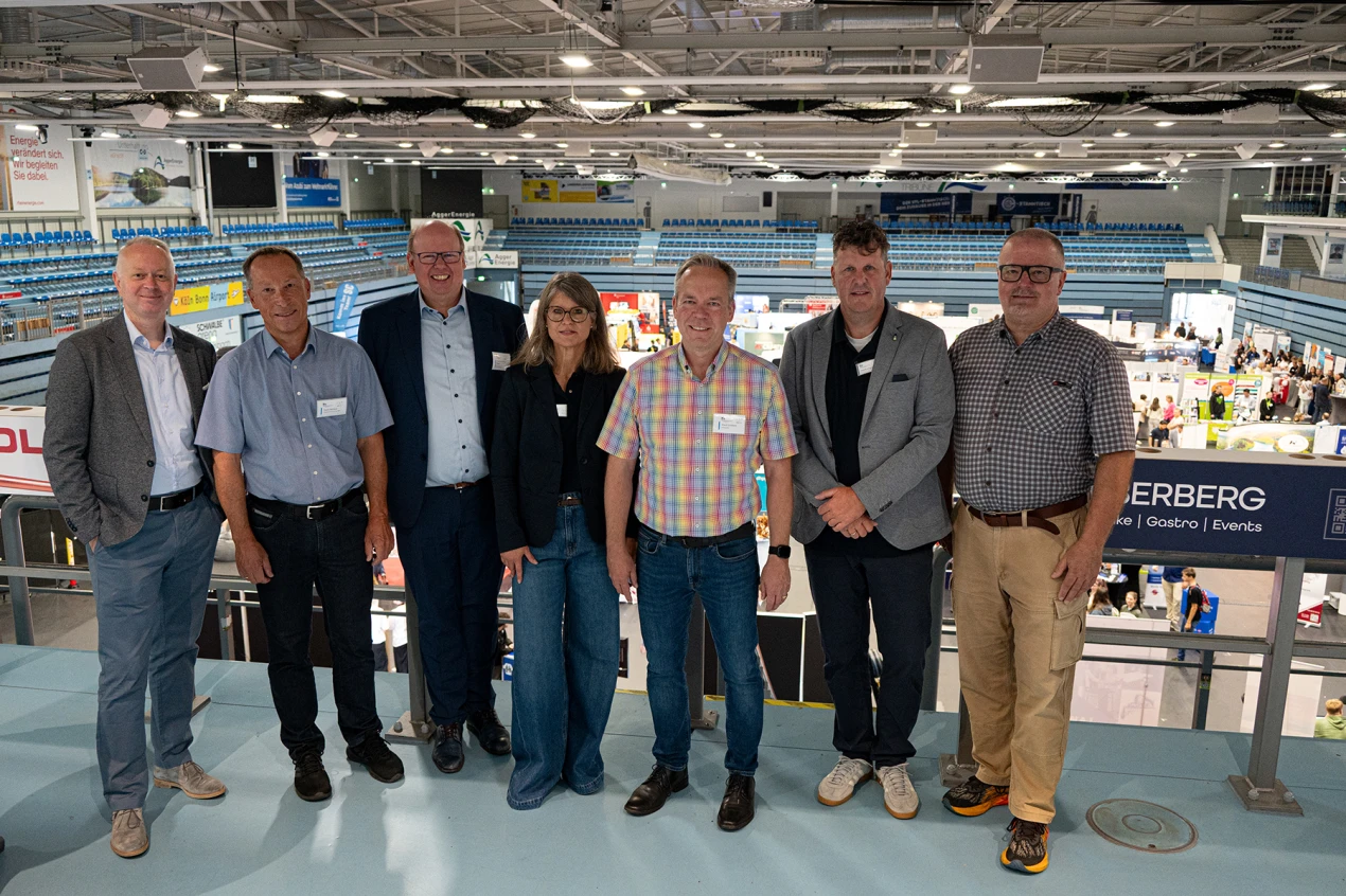 Die Organisatoren der OBKarriere 2025 freuten sich über die gute Resonanz interessierter Gäste und Aussteller (v.l.n.r.): Uwe Cujai, Leiter Wirtschaftsförderung Oberberg; Frank Herhaus, Dezernent für Planung, Regionalentwicklung und Umwelt des Oberbergischen Kreises; Prof. Dr. Christian Kohls, Dekan des Campus Gummersbach der TH Köln; Andrea Käsbach, Kommunale Koordinierungsstelle Übergang Schule - Beruf/Studium des Oberbergischen Kreises (KoKo); Kreisdirektor Klaus Grootens; Thomas Langenbach, KoKo und Michael Sallmann, Leiter der IHK-Geschäftsstelle Oberberg. (Foto:OBK)