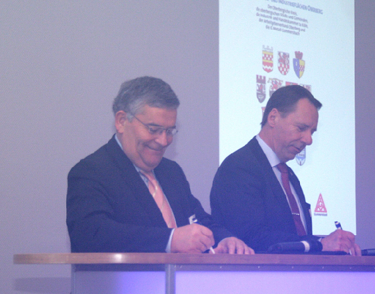 Landrat Hagen Jobi und Kreisdirektor Jochen Hagt unterzeichnen die Charta Gewerbe- und Industrieflächen Oberberg (Foto: OBK)