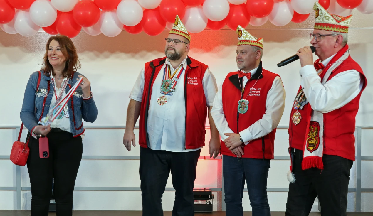 Schicke eine gut gelaunte Abordnung: Korps der Torwache Ründeroth e.V. mit Schriftführerin Andrea Gast und Kommandant Benjamin Lusa. (Foto: OBK)