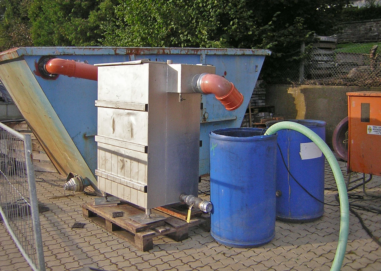 Ein mobiler Ölabscheider befreit am Schadensort verunreinigtes Wasser vom Öl. (Foto: OBK)