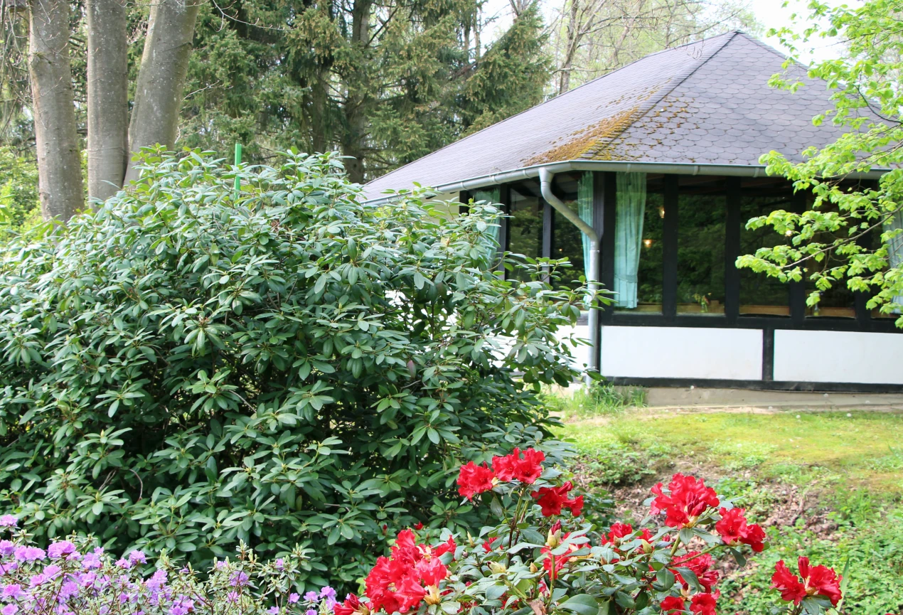 Das Dorfhaus in Elsenroth liegt in einem kleinen Park. (Foto: OBK)