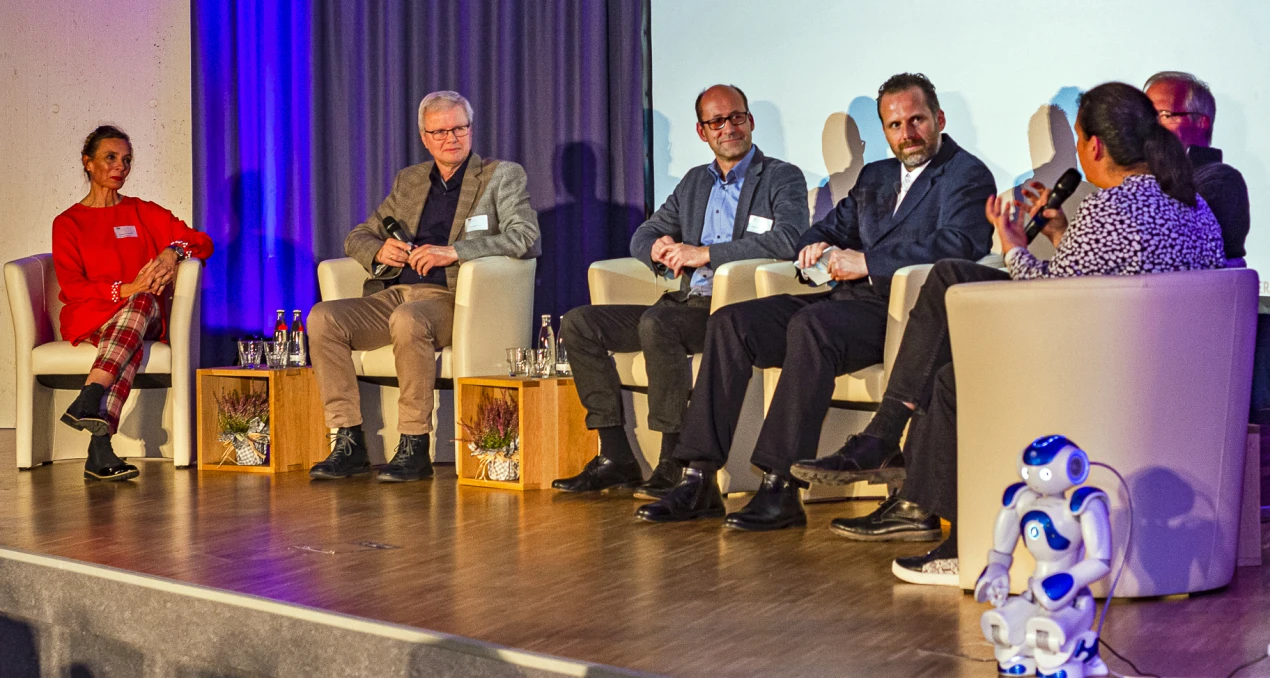 Im regen Austausch (v.l.): Kerstin v. Scheidt, Bildungsbüro Oberberg; Wolfgang Krug, Gesamtschule Marienheide; Wolfgang Cieplik, Fa. Unitechnik; Frank Klemmer, Moderation; Ingo Breuer, GGS Nümbrecht; Prof. Dr. Maria Elena Algorri Guzman, TH Köln - Campus Gummersbach.(Foto: OBK)