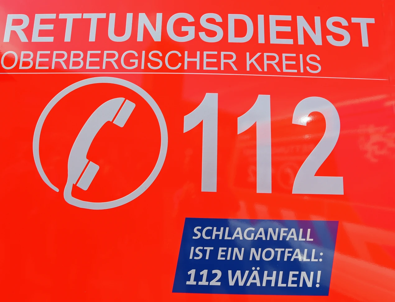 Die großen dunkelblauen Aufkleber sind gut sichtbar auf den Rettungsfahrzeugen angebracht. (Foto: OBK)