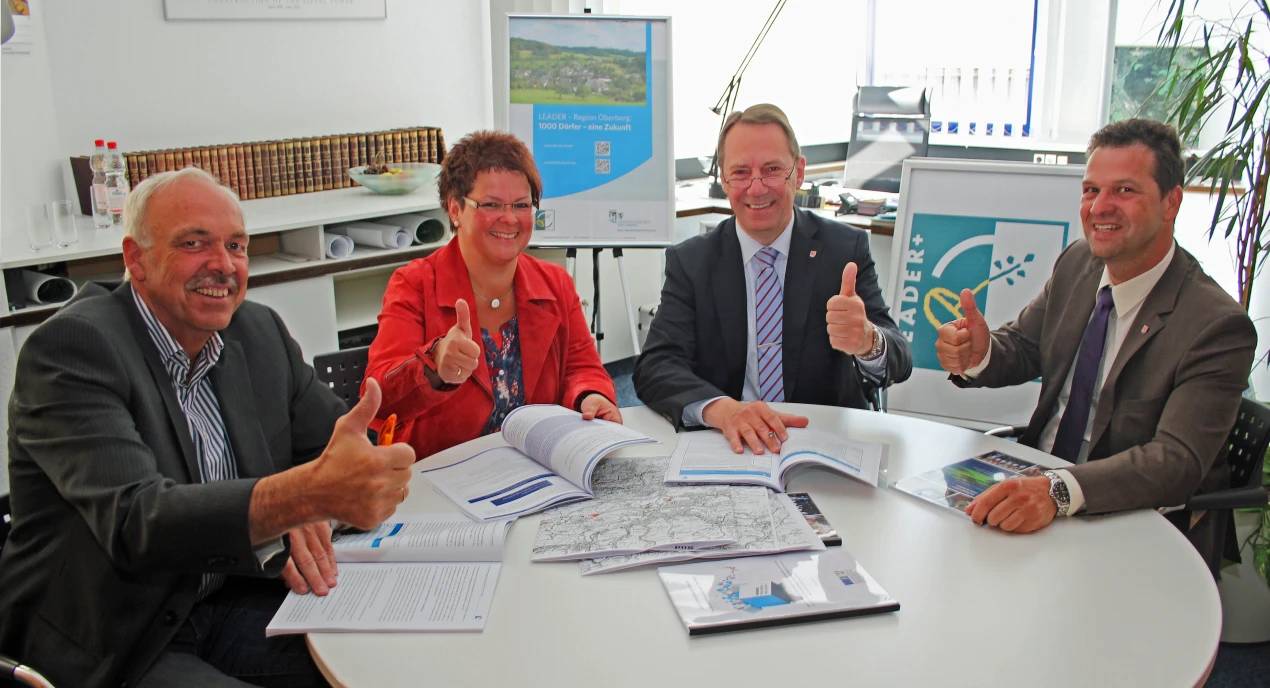 Freude über den Zuschlag als "LEADER-Region" (v.l.n.r.: Lutz Freiberg, Leiter der Abteilung Standortentwicklung und Regionale Zusammenarbeit des Oberbergischen Kreises; Kerstin Gipperich, "Leader-Team" Kreis- und Regionalentwicklung; Kreisdirektor Jochen Hagt und Jens Eichner, Leiter des Amtes Kreis- und Regionalentwicklung (Foto:OBK)