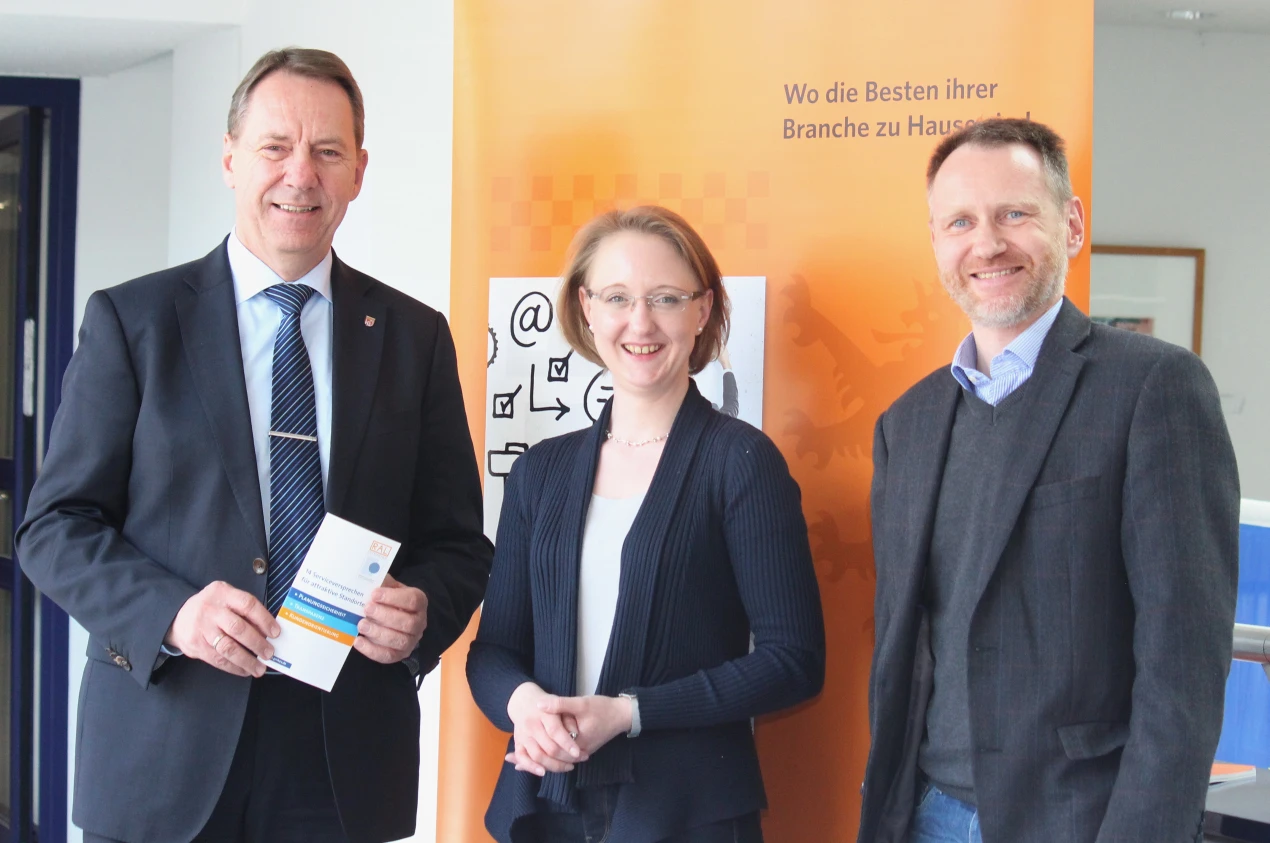 Jochen Hagt (Landrat), Stefanie Zechner (TÜV Nord Cert GmbH), Thomas Wojahn (Wirtschaftsförderung Oberbergischer Kreis)(Foto: OBK)
