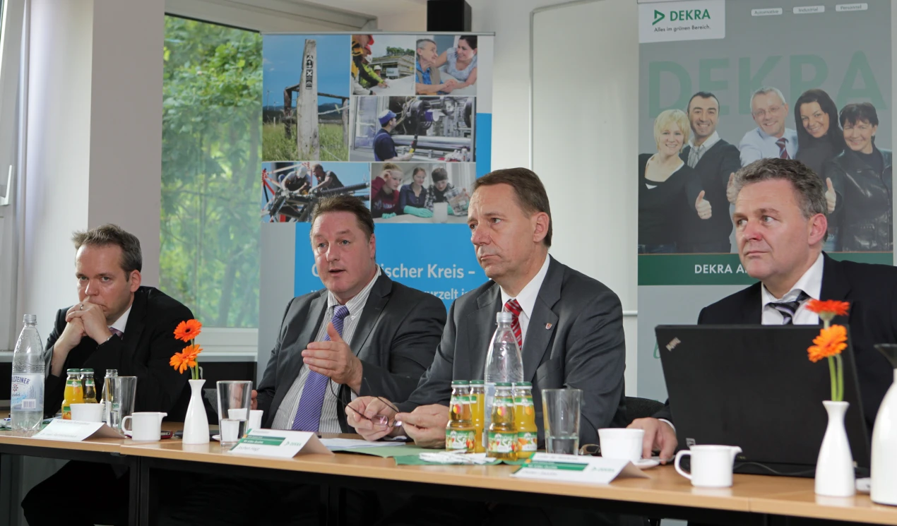 Der Ärztliche Leiter des Rettungsdienstes Dr. Ralf Mühlenhaus erläutert die Vorteile einer gemeinsamen Rettungsfachschule. (Foto: OBK)
