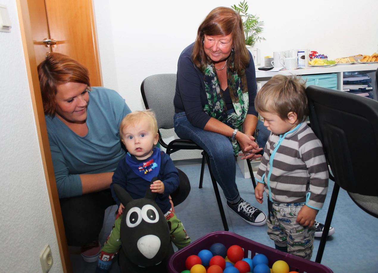 Sandra Reiter (Stellvertretende Leitung DRK-Familienzentrum Henry Dunant Lindlar, v.l.) mit Nick und Monika Schulmeistrat (Leitung DRK-Familienzentrum Henry Dunant Lindar) und Domenic. (Foto: OBK)