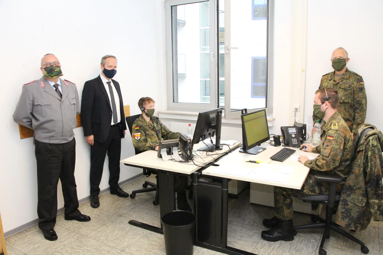 Oberstleutnant Marco Tessitori (Kreisverbindungskommando der Bundeswehr, 1.v.l.), Kreisdirektor Klaus Grootens (2.v.l.) und General Gersdorf (Kommandeur Landeskommando NRW) schauten den Soldatinnen und Soldaten heute bei ihrem Dienst über die Schulter. (Foto: OBK)