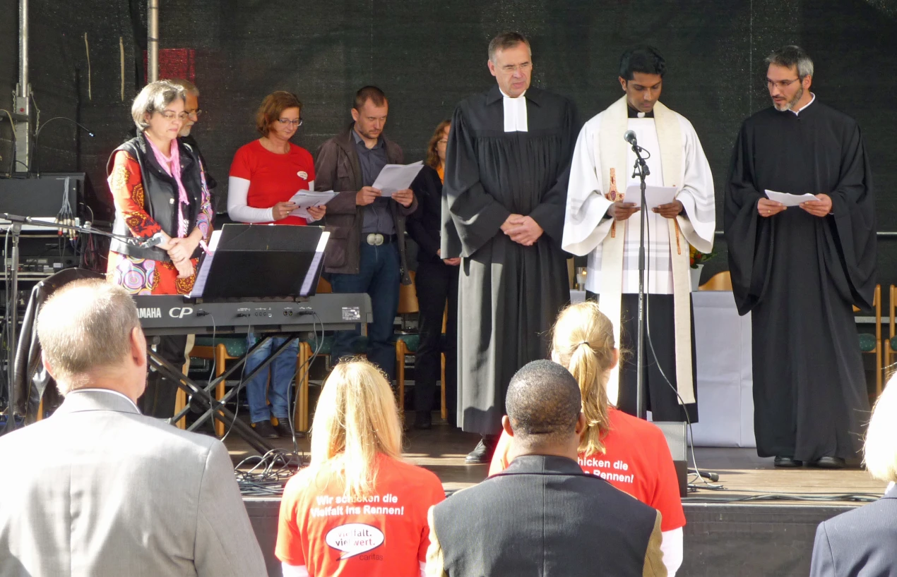 Pater Robin (Mitte), Pastor Thomas Ruffler (l.)und der griechisch-orthodoxe Pfarrer Panagiotis Tiriakidis (Gummersbach-Rebbelroth, r.) feierten gemeinsam den ökomenischen Gottesdienst bei der Abschlussveranstaltung (Foto:OBK)