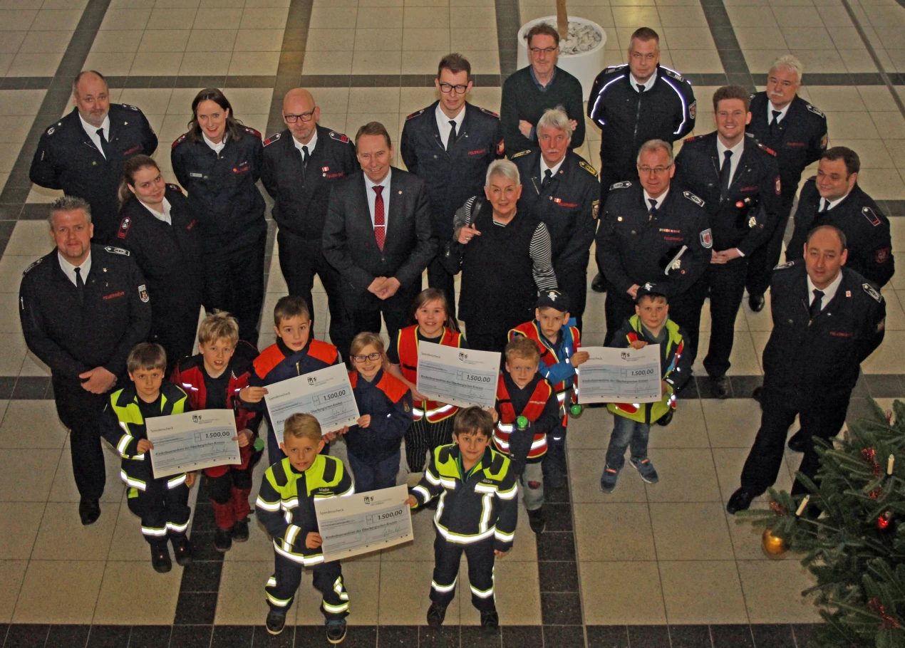 Die Repräsentanten der Kinderfeuerwehren der oberbergischen Kommunen freuen sich über die finanzielle Unterstützung durch Landrat Jochen Hagt(Foto: OBK). 