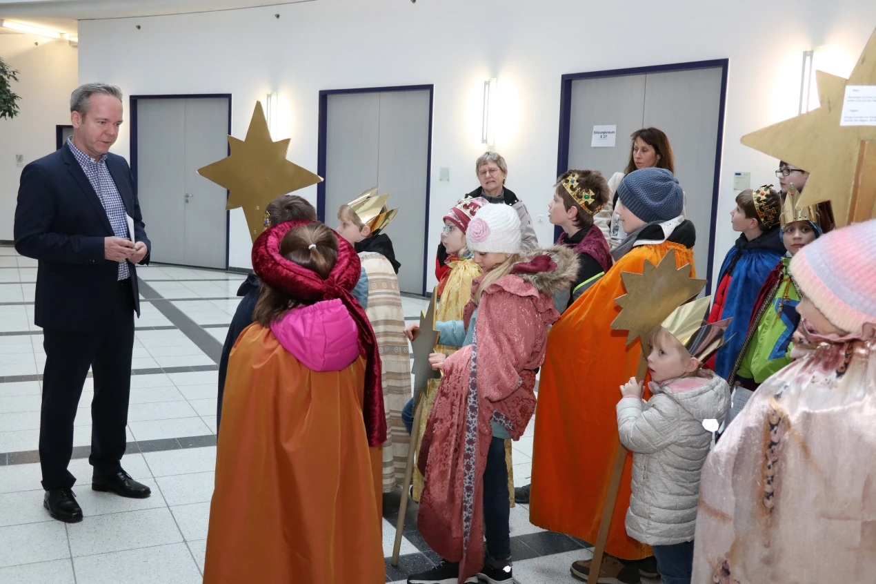 Kreisdirektor Klaus Grootens begrüßt die Sternsinger-Gruppe im Foyer des Kreishauses und dankte ihnen für ihren Einsatz zugunsten notleidender Kinder. (Foto: OBK) 