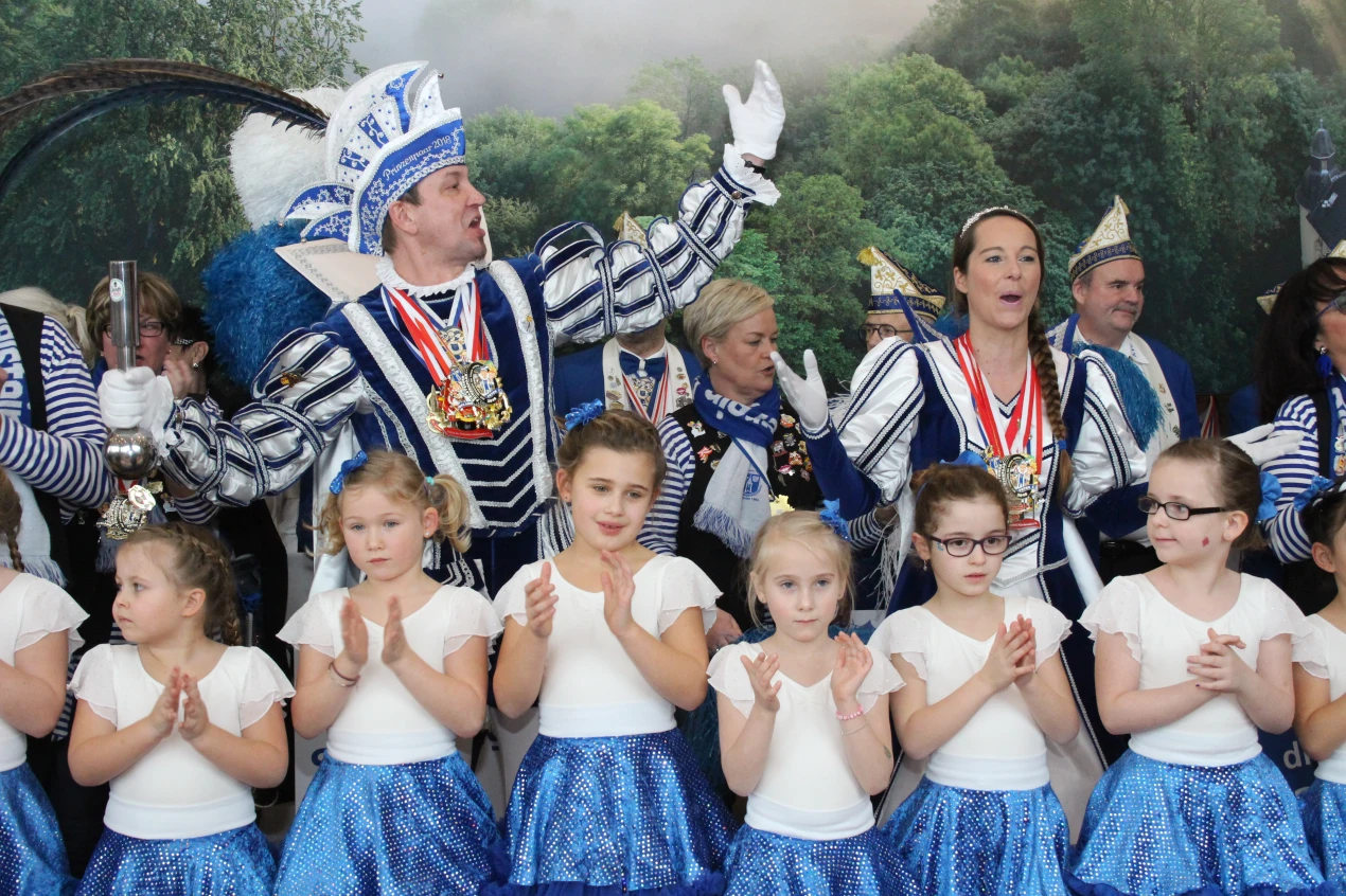 Das Bielsteiner Prinzenpaar Peter I. und seine Gattin Prinzessin Melanie wurden fantastisch unterstützt von ihrer Kindertanzgruppe Lollypopps. (Foto: OBK)