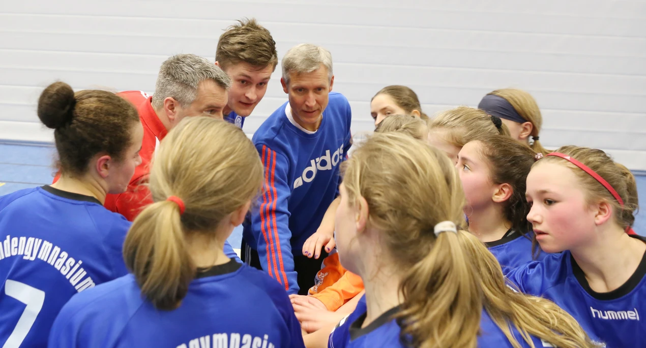 Die Gummersbacher Handballerinnen zählten zu den jüngsten Mannschaften, präsentierten sich aber als Team und bekamen Tipps von VfL-Profi Andreas Heyme. (Foto: OBK)