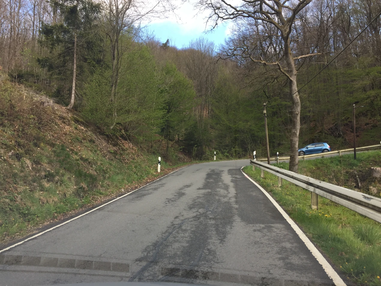 Asphaltdecke, Fahrbahnränder und Schutzplanken gehören zu den Sanierungsmaßnahmen der K 29. (Foto: OBK)    