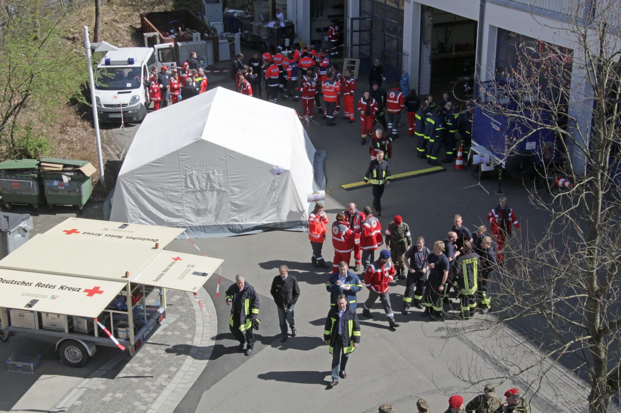 Zum Abschluss der Übung stärkten sich alle beteiligten Kräfte auf dem Bereitstellungsplatz bei der Aggerenergie. (Foto: OBK)