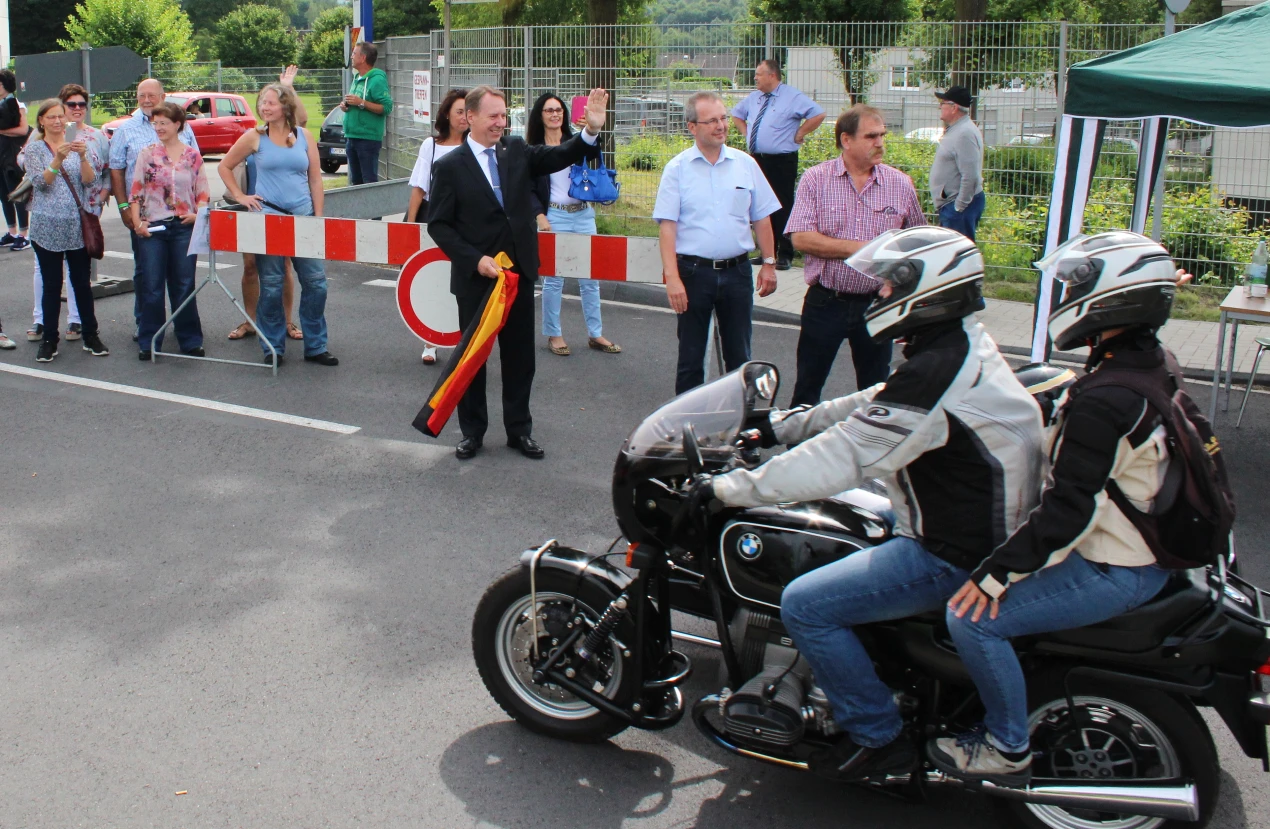 Landrat Jochen Hagt, Bürgermeister Rüdiger Gennies (Reichshof) und Udo Kolpe (Stv. Bürgermeister Wiehl) wünschten den Teilnehmenden eine gute Fahrt.(Foto: OBK)