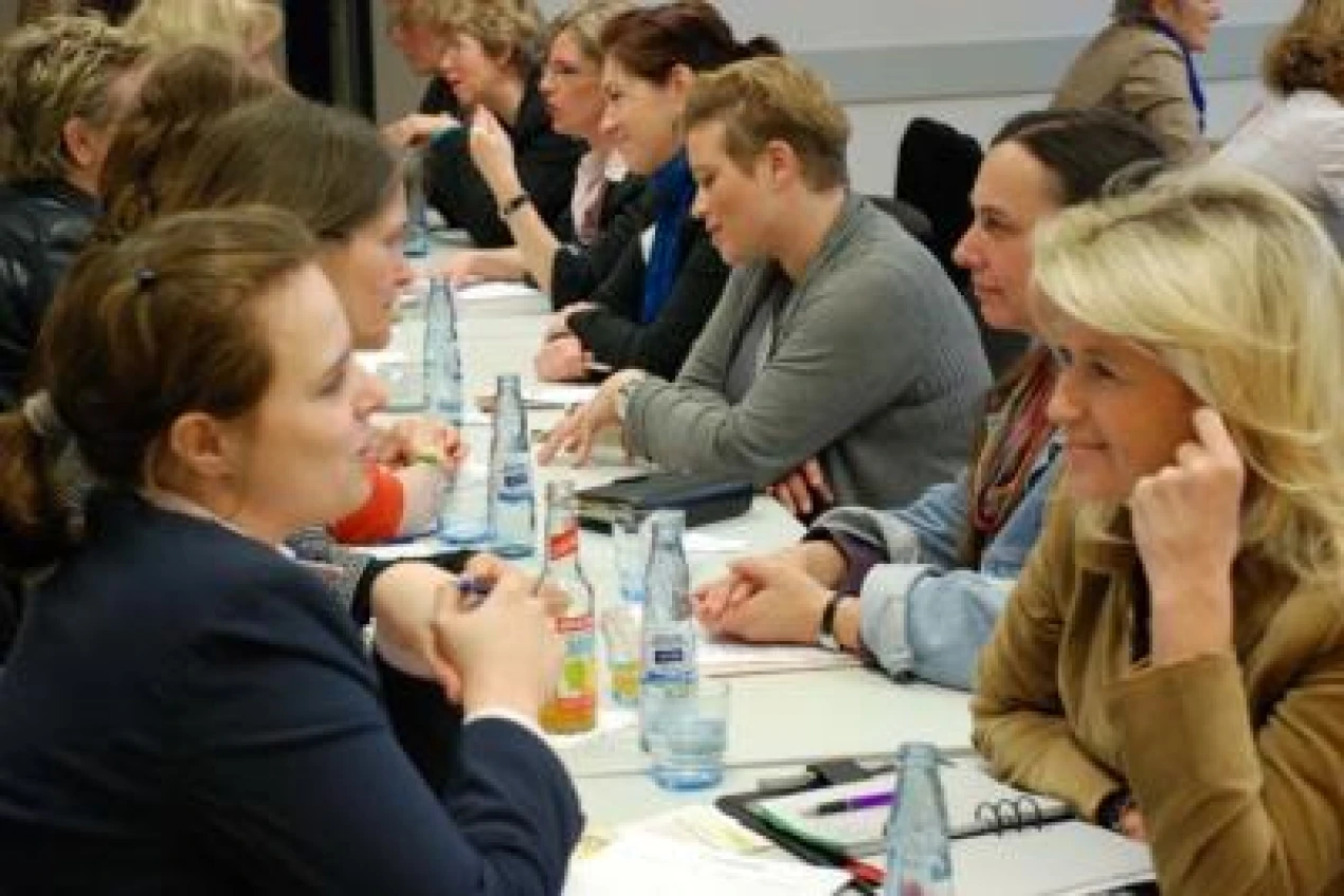 In effizienten dreiminütigen Kontakten lernten die Teilnehmerinnen Firmen, Produkte und andere Dienstleistungen anderer Unternehmerinnen kennen. (Foto: OBK)