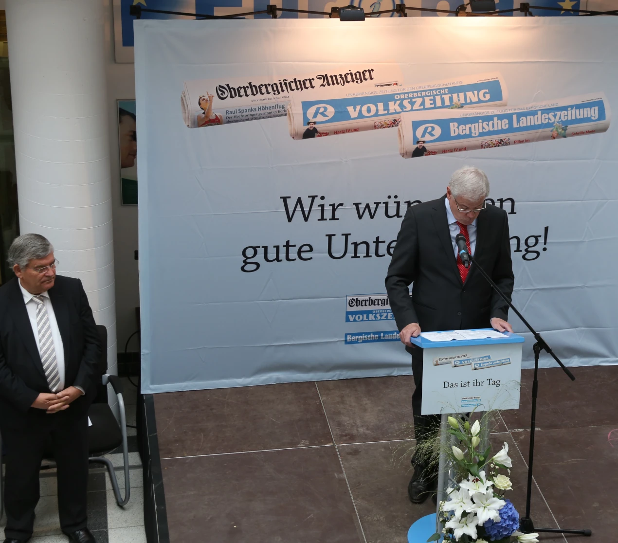 Gastgeber Helmut Heinen bedankte sich bei Landrat Hagen Jobi für die gute Zusammenarbeit bei den seit 2007 gemeinsam durchgeführten Herbstempfängen (Foto:OBK)