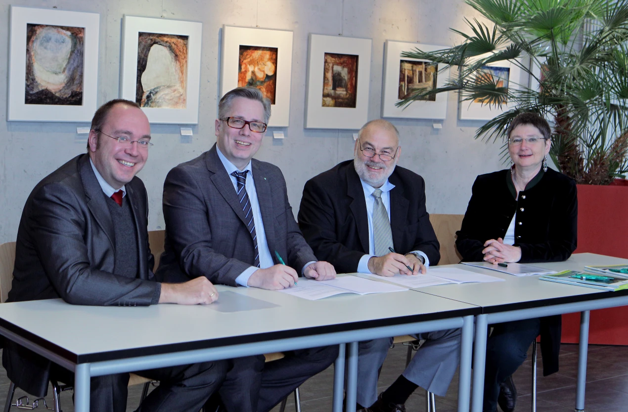 Prof. Dr. Thomas Heupel (Wissenschaftlicher Leiter FOM Siegen), Prof. Dr. Stefan Heinemann (Prorektor für Kooperationen mit Wirtschaft und Schulen), Dietmar Schwartmann (Schulleiter Berufskolleg Oberberg) und Dagmar Dick (Bildungsgangleiterin der FOM) freuen sich über die Unterzeichnung der Kooperation. (Foto: OBK) 