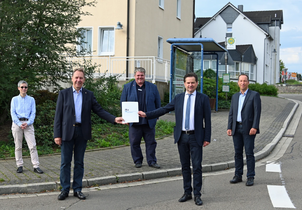 Die Stadt Wiehl erhielt den Förderbescheid für den „Bus en demand“ vom Oberbergischen Kreis (v.l.): Corinna Güllner (OVAG); Landrat Jochen Hagt; Maik Adomeit, 2. Beigeordneter der Stadt Wiehl; Bürgermeister Ulrich Stücker, Stadt Wiehl und Frank Herhaus, Kreisdezernent für Planung, Regionalentwicklung, Umwelt am Siebenbürger Platz in Wiehl-Drabenderhöhe. (Foto: OBK)