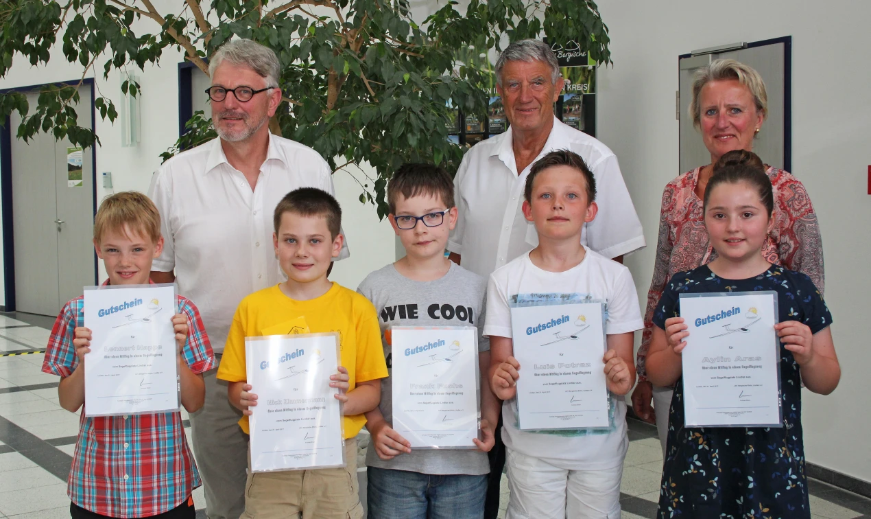 Vordere Reihe, v.l.: Die Mathe-Asse Lennert Happe, Nick Zimmermann, Frank Fuchs, Luis Portaz und Aylin Aras. Hintere Reihe, v.l.: Stephan Wittkampf (Wettbewerbskoordinator OBK-Nord und Schulleiter GGS Lindlar Ost), Prof. Dr. Friedrich Wilke (Stellvertretender Landrat) und Schulrätin Maria Engelhard. (Foto: OBK)