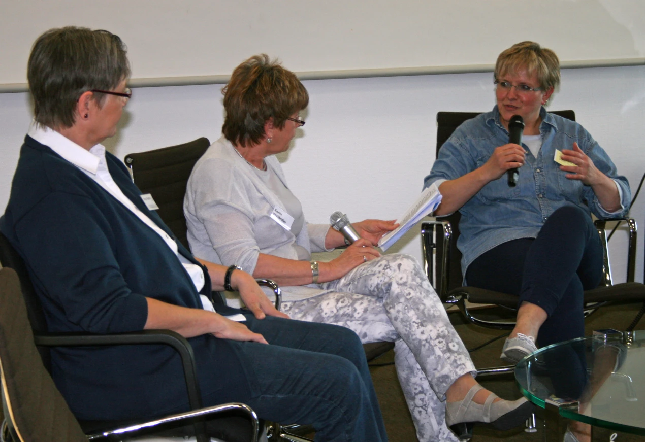 Beschrieben authentisch und emotional ihre Erfahrungen mit der Krankheit: Eva Ritter (r.) und Eva Radilé (l.). (Foto: OBK)