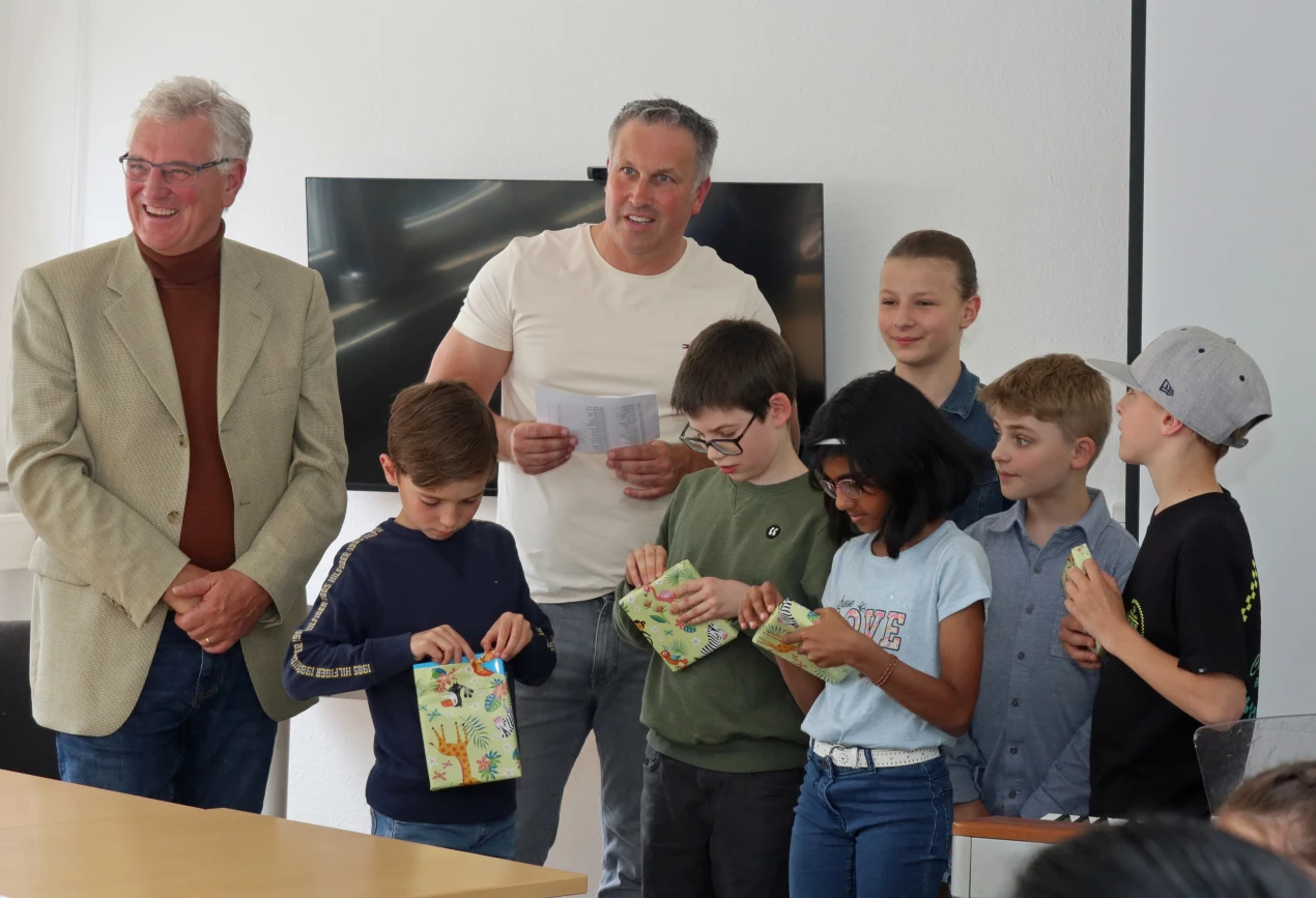 Die stolzen Siegerinnen und Sieger (neben den Organisatoren Stephan Wittkampf und Matthias Greven) erhielten zu ihrer Auszeichnung jeweils einen Gutschein für einen Besuch im Mathematikum Gießen und ein Knobelspiel mit Mathematik-Aufgaben. (Foto: OBK)