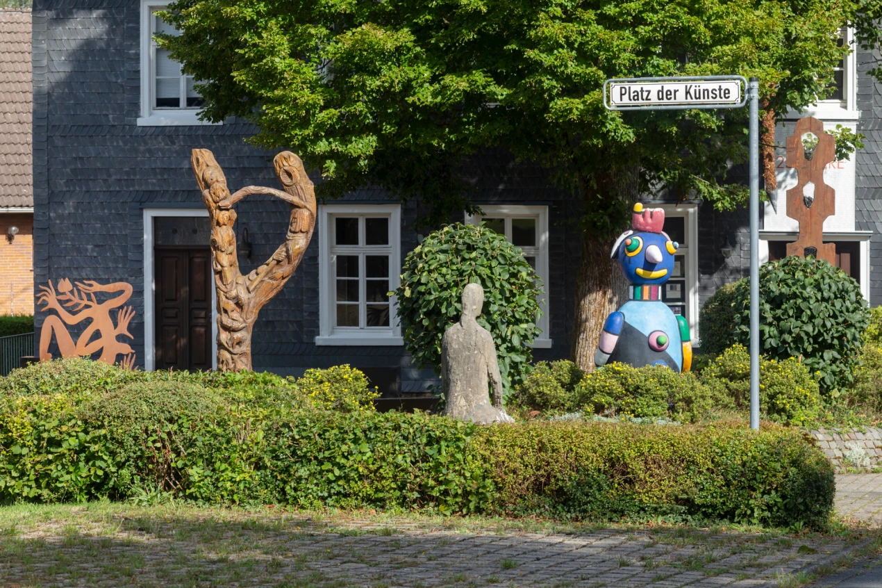 Der Skulpturenpark am Platz der Künste in Reichshof-Hespert ist Teil der beliebten Kunstspaziergänge, die der Oberbergische Kreis in diesem Jahr fortsetzt. (Foto: Joachim Gies)
