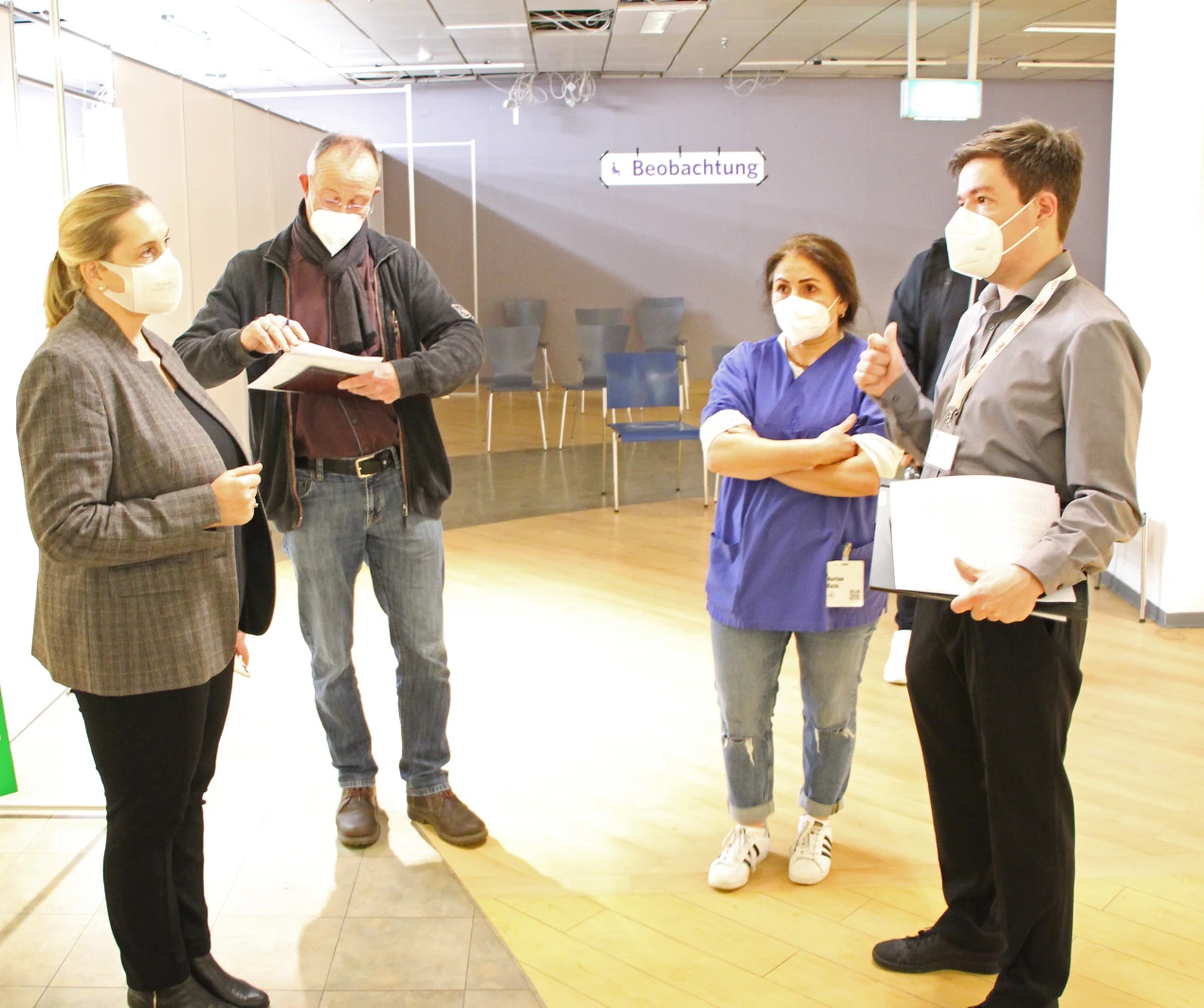 Kaija Elvermann (Leiterin des Gesundheitsamtes des Oberbergischen Kreises, ganz links) tauscht sich mit dem Team der Impfstelle aus. (Foto: OBK)
