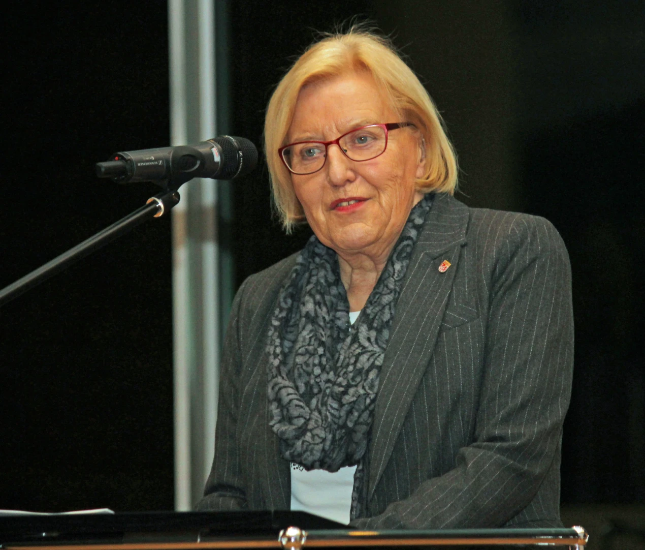 Ursula Mahler, stellvertretende Landrätin,setzte die Werke von Bömches in Bezug zu der aktuellen Flüchtlingssituation weltweit. (Foto: OBK)